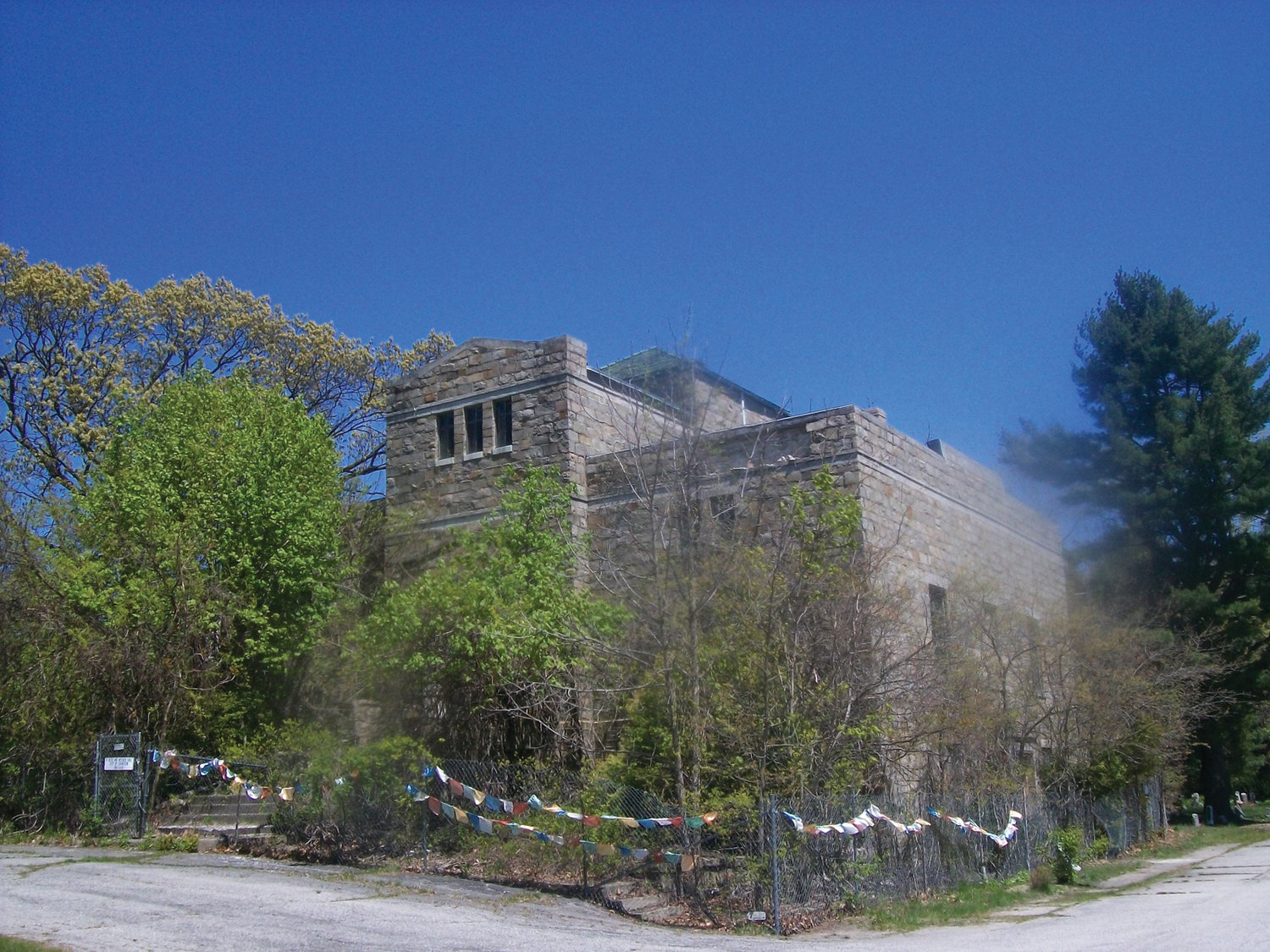 RESTING PLACE OF HUNDREDS: The Roger Williams Mausoleum, completed in 1926 by Thomas Cullinan, has fallen into severe disrepair over the course of many decades.